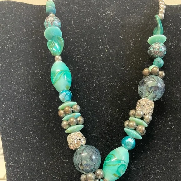 Mother of Pearl Necklace and Bracelet - Picture 5 of 6